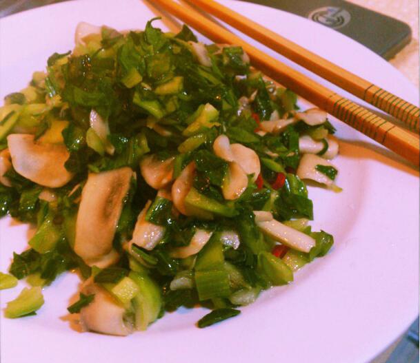 手捏菜炒蘑菇