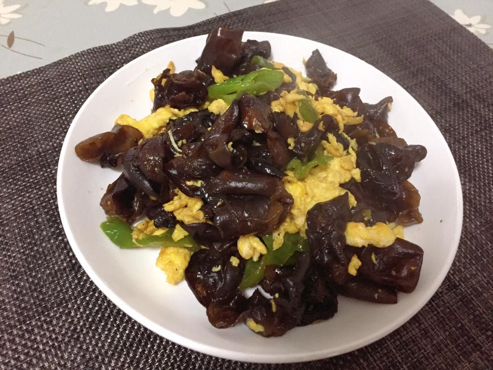青椒木耳炒鸡蛋的做法