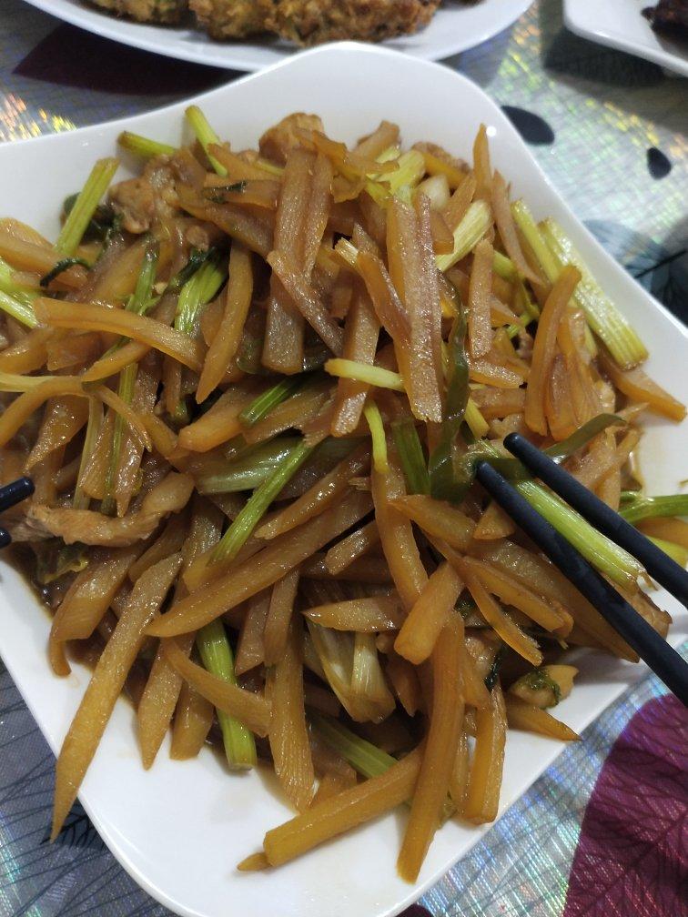 〈芹菜、土豆炒肉丝〉，家常菜一发，欣小厨 😉