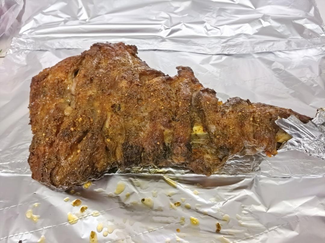 把整个大羊腿丢入烤箱，出锅真是太香了，20年的经验和配方，外焦里嫩