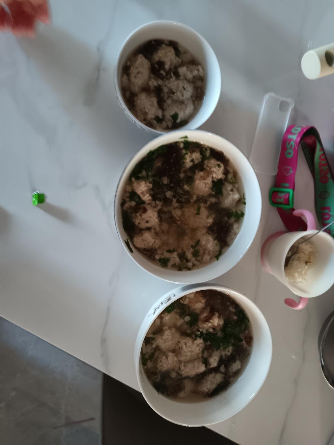 适合秋天吃的莲藕丸子汤，汤鲜味美，丸子鲜嫩Q弹，简单营养好吃