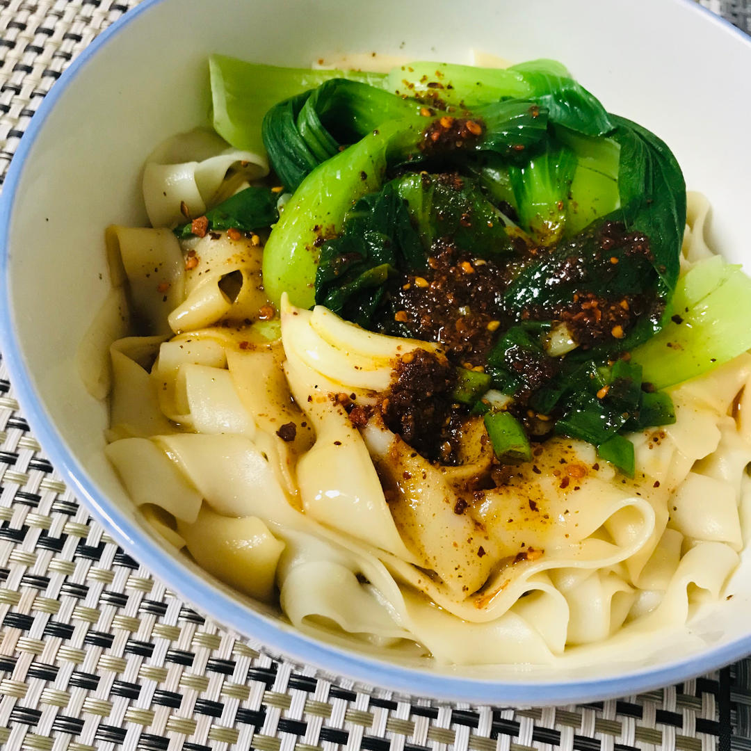 十分钟就能吃上的超简单油泼面