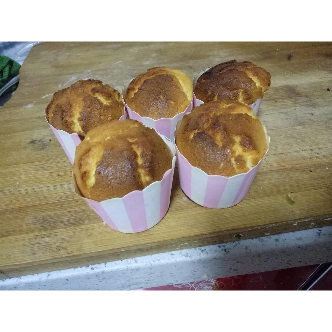 戚风杯子蛋糕^_^不开裂不回缩喔～