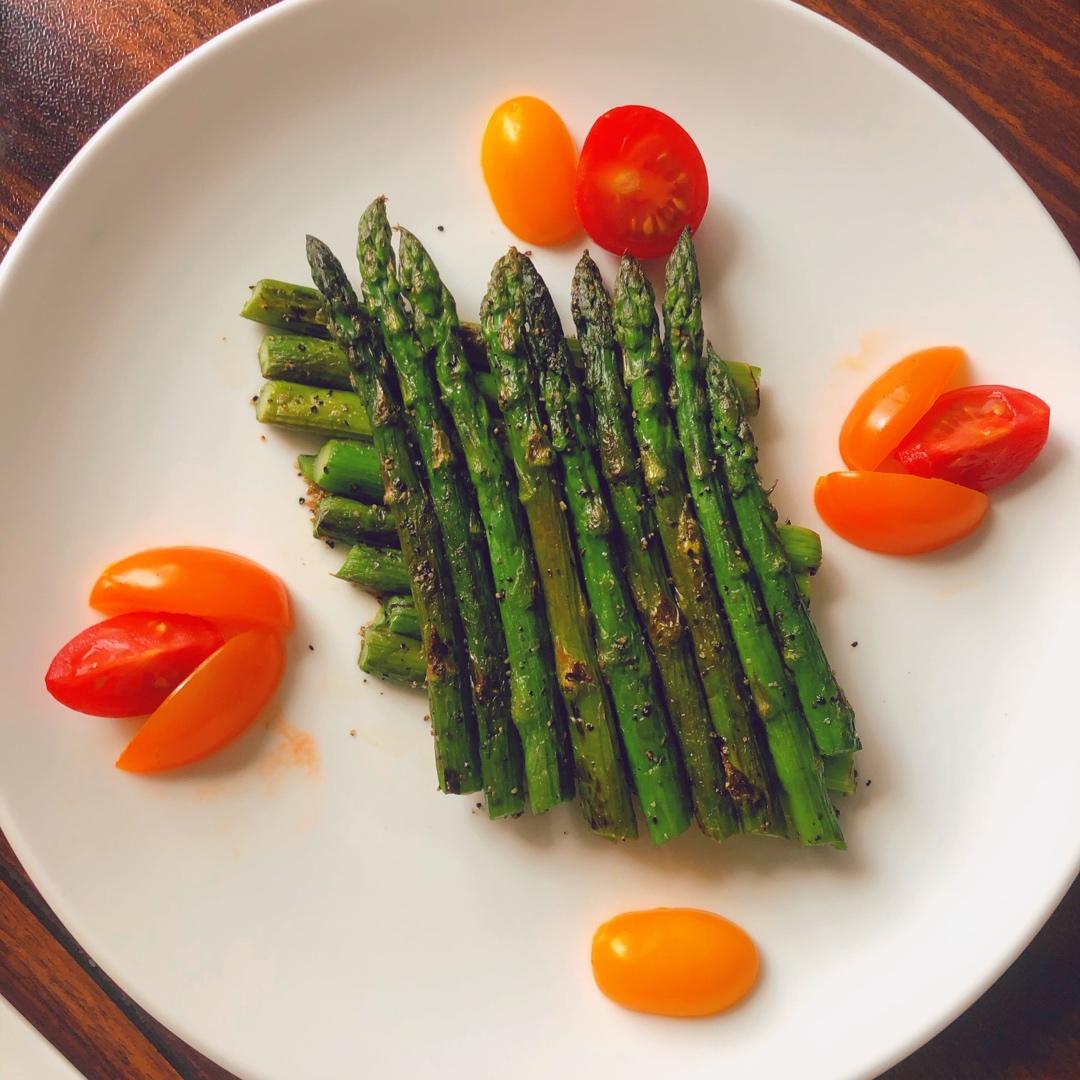 爱做菜的白又白做的黑胡椒煎芦笋新手水焯版牛排搭档