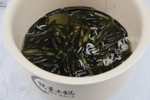 美容养颜de海茸虾米鸡蛋汤（伊莱特能量土锅）的做法 步骤2