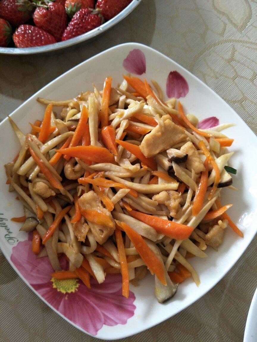 分享作品 午餐2018年4月11日 #午餐2018年4月11日#鸡腿菇胡萝卜