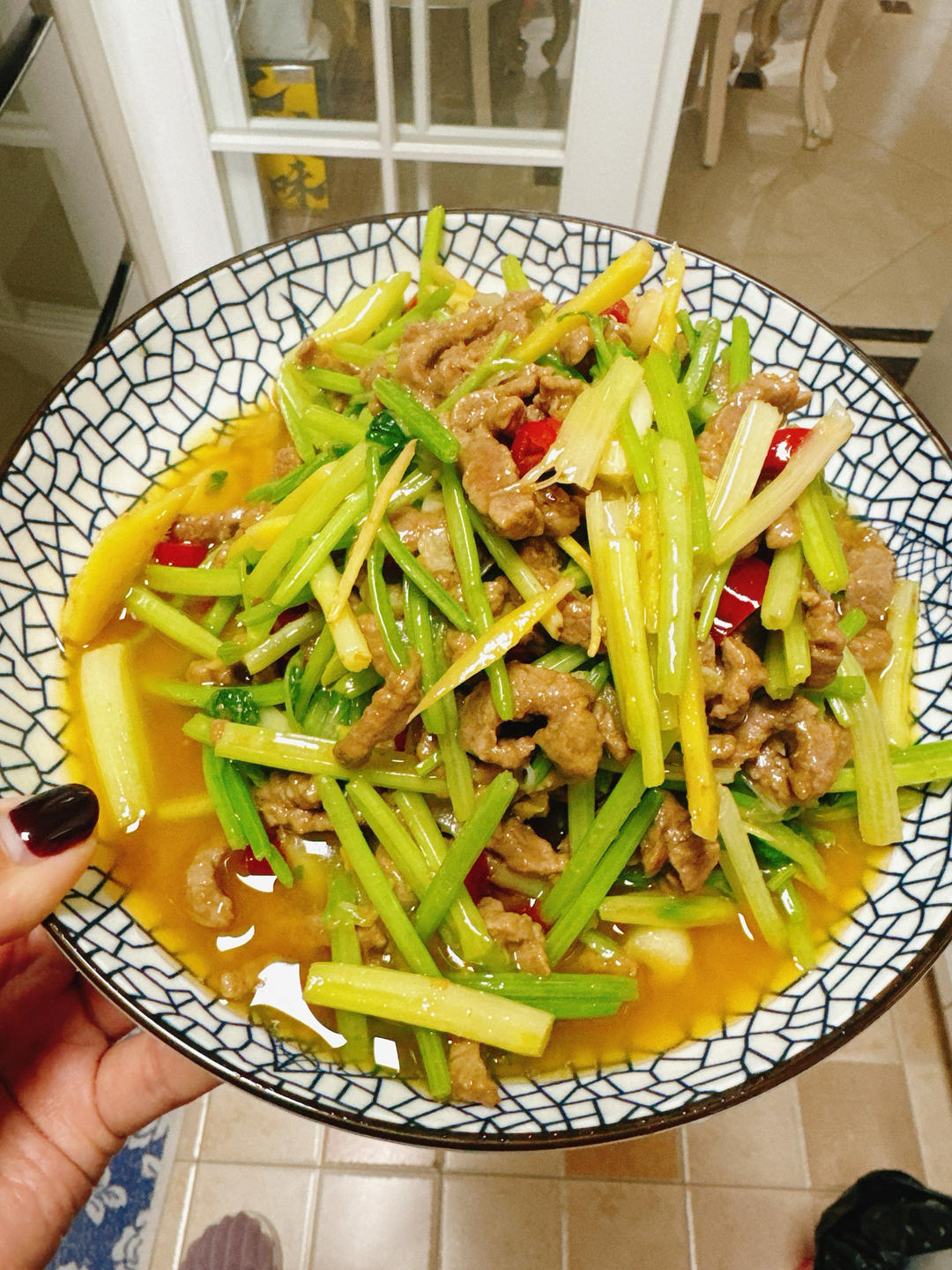 好吃到邻居敲门蹭饭的芹菜炒牛肉！