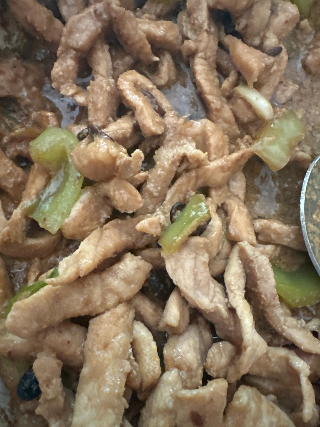 经典的家常菜，青椒炒肉丝，简单的食材也能做出如此美味