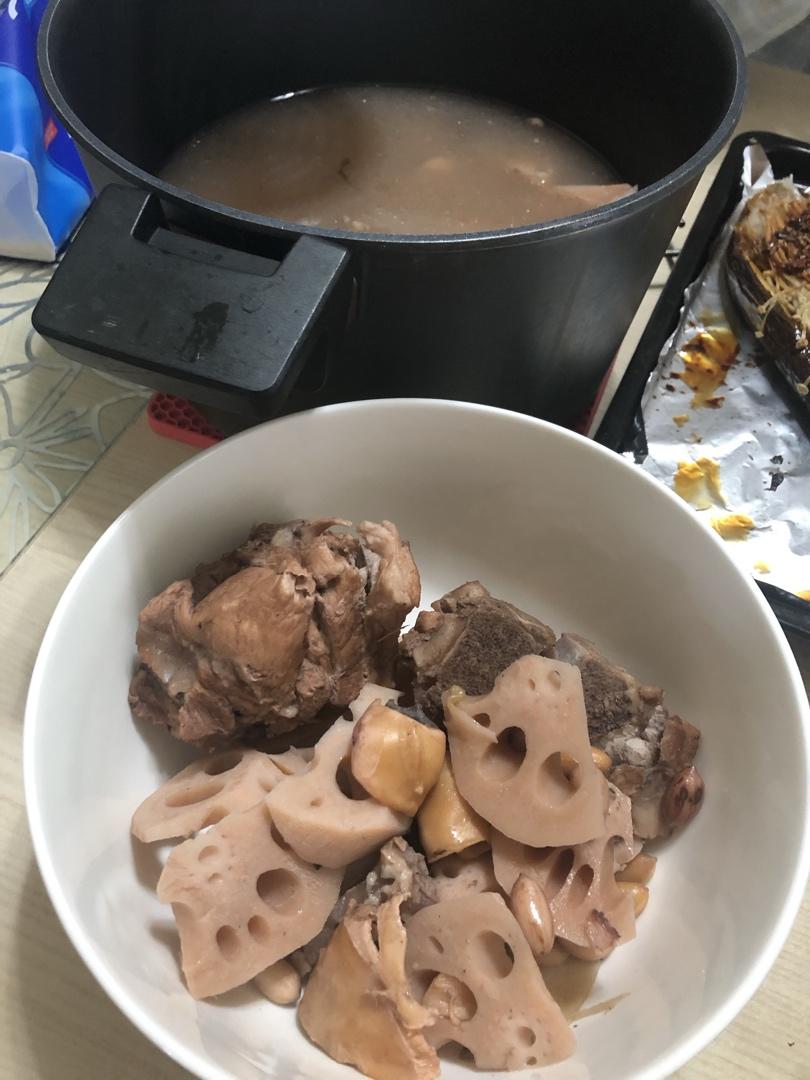 莲藕花生龙骨汤