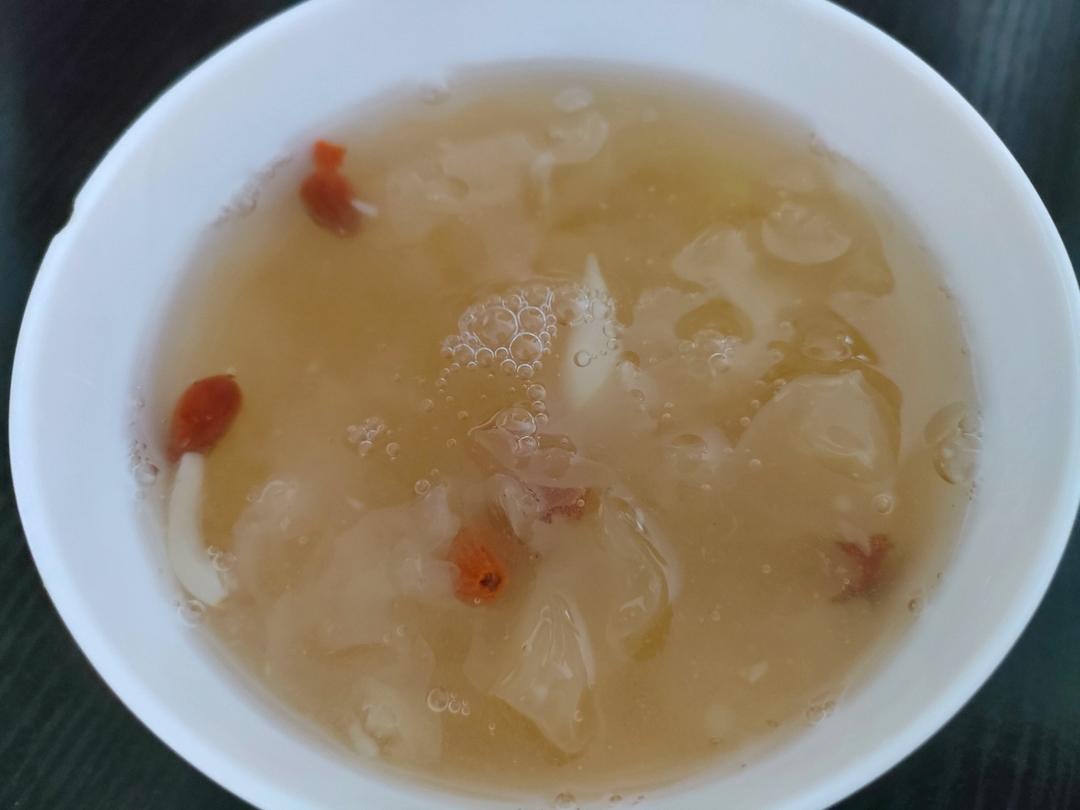 又糯又黏稠的红枣莲子百合银耳汤，堪比燕窝
