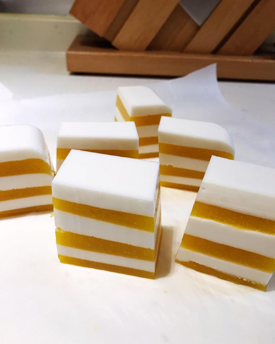 妈妈们快看，这道甜品是会跳舞的，孩子们一定喜欢！——芒果千层糕