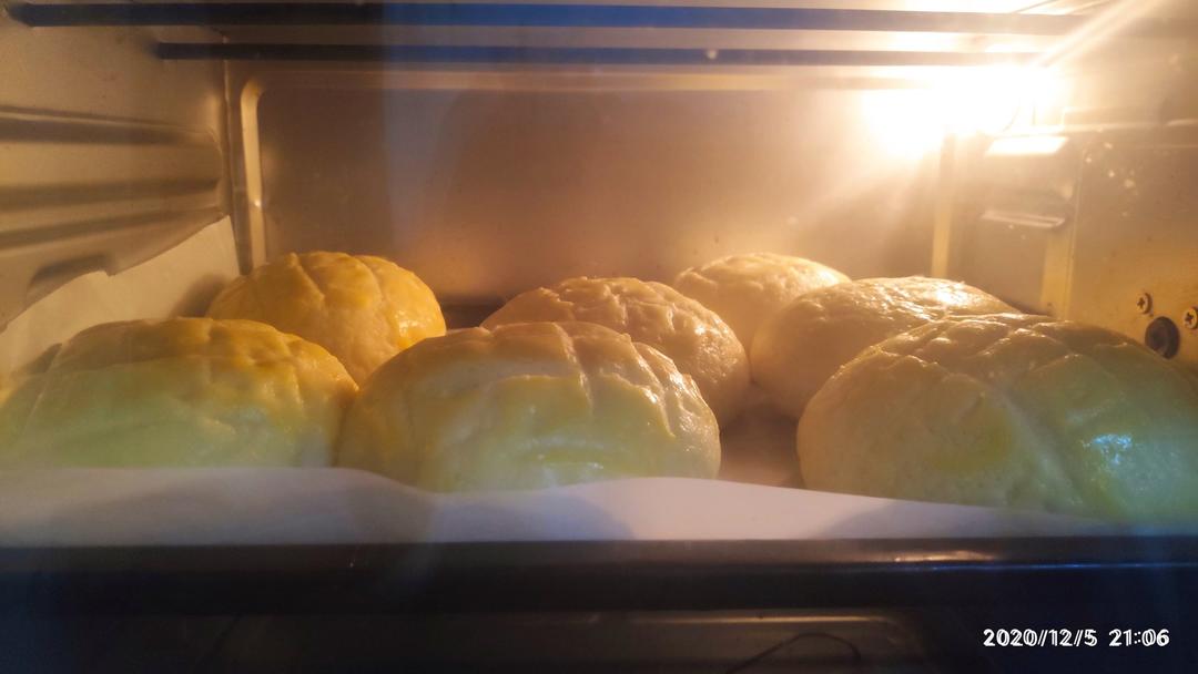 好吃到炸裂的港式菠萝包（附带制作酥皮的小视频）