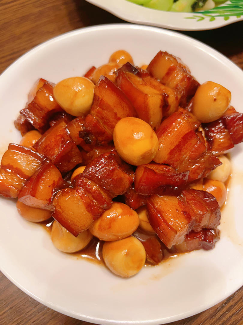 加了鹌鹑蛋后，这盘红烧肉，美味的逆天啦——鹌鹑蛋烧肉（孔瑶食谱）