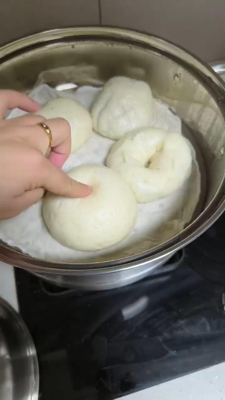 两个人一起炫饭啦！