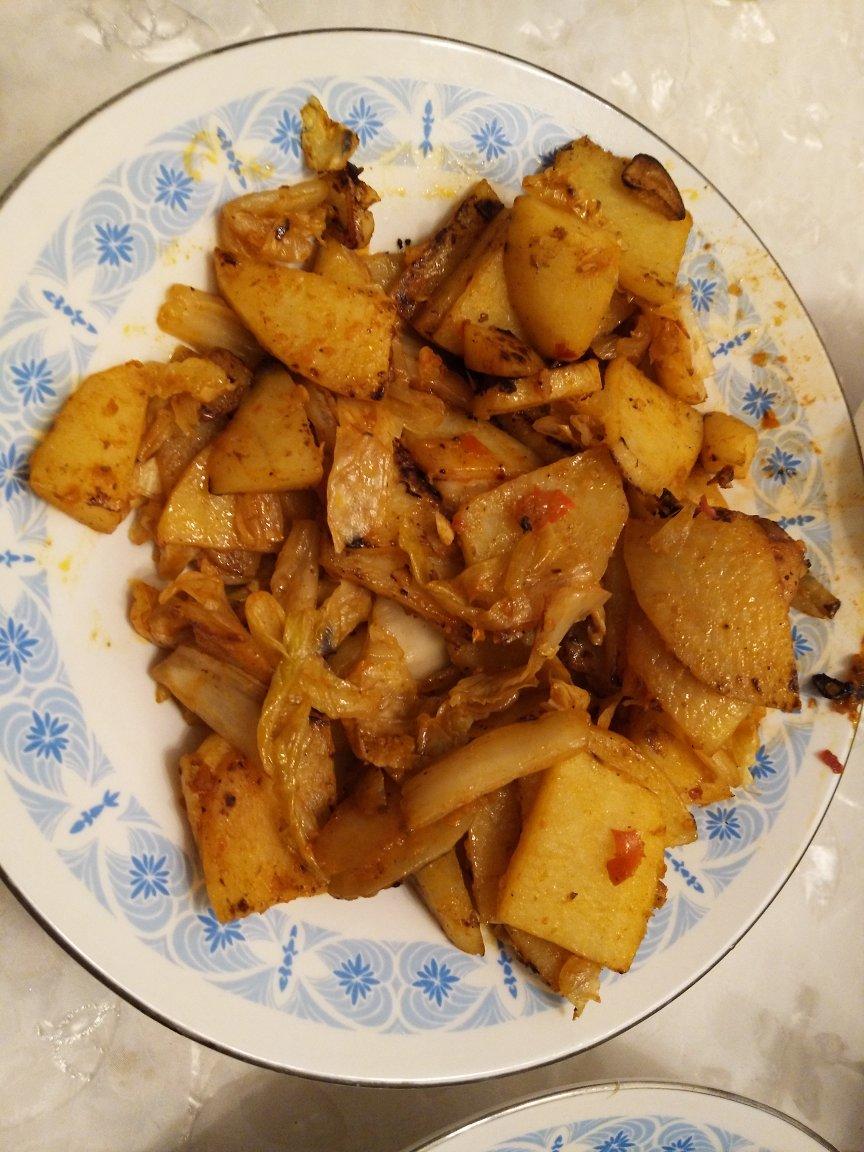 土豆片炒泡菜（辣白菜）