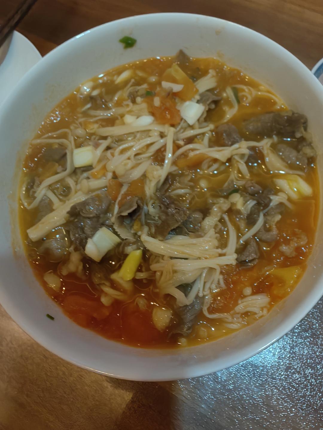 番茄金针菇肥牛(汤浓入味、酸甜适宜)