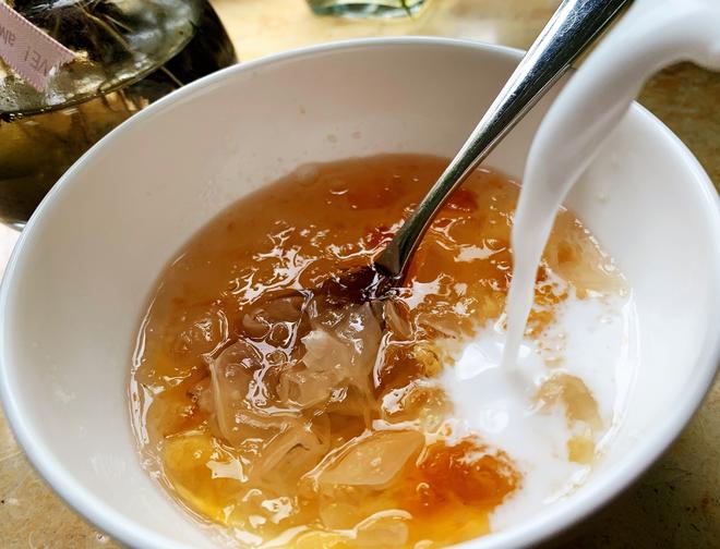 椰汁雪耳炖桃胶的做法