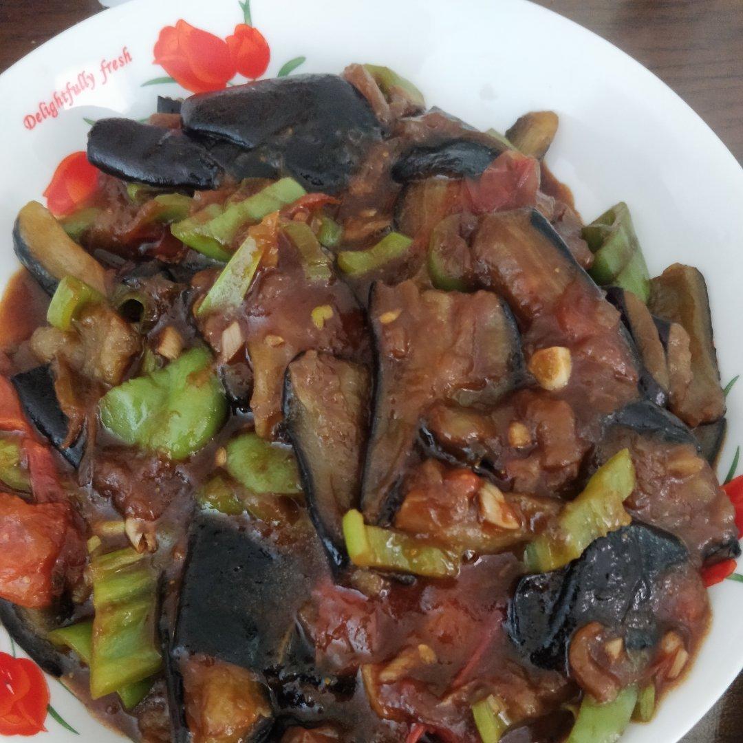 红烧茄子（佐西红柿尖椒）