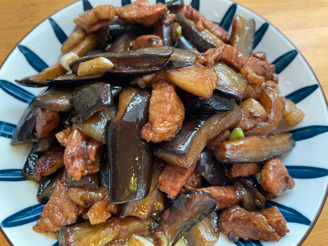 超级无敌好吃茄子炒肉丁，研究了尝试了很多次才发现最最最成功的做法哦，想吃的朋友们赶紧试一试吧！