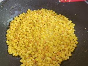 咸蛋黄焗玉米的做法 步骤3