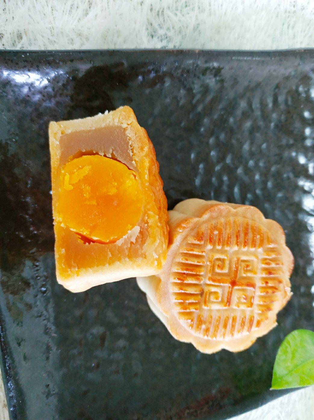 广式莲蓉（豆沙）蛋黄月饼（超详细步骤）