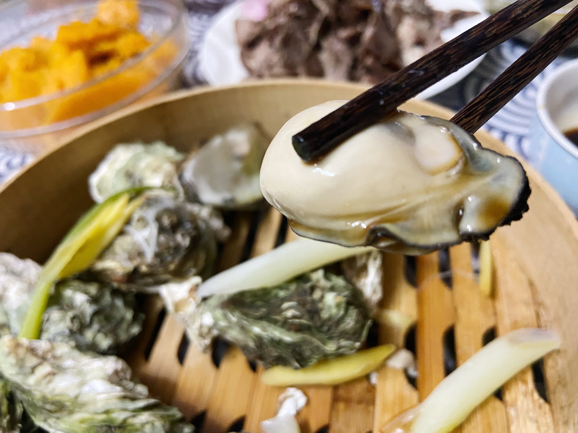 清蒸带壳生蚝（蘸料用酱油和芥末）的做法