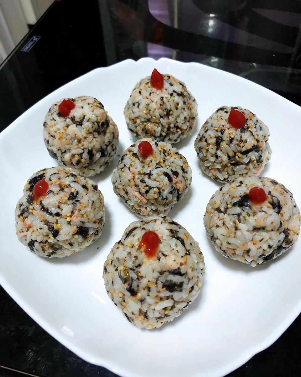 五分钟快手金枪鱼海苔饭团