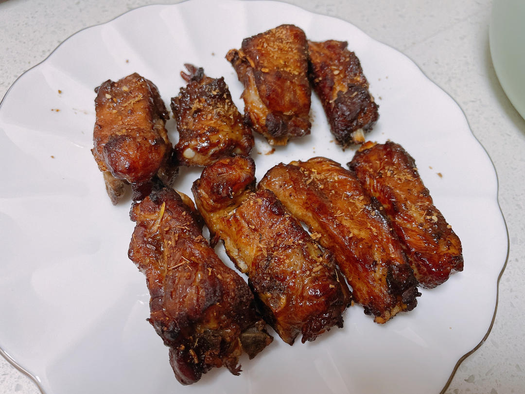 外焦里嫩！好吃到舔手指的蒜香烤排骨