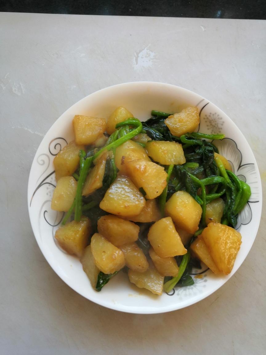 土豆块炒菠菜