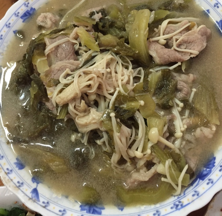 金针酸菜肥牛煲