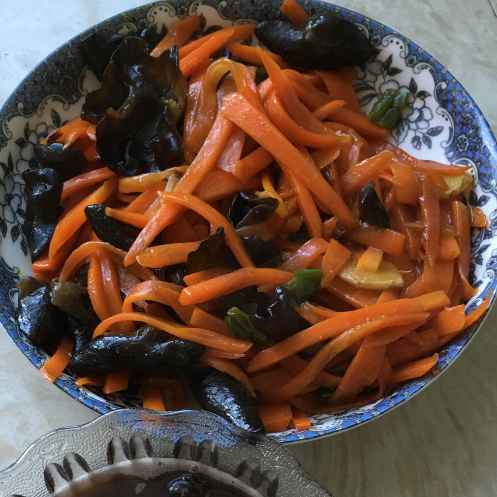 切克闹嗷闹嗷做的胡萝卜炒木耳