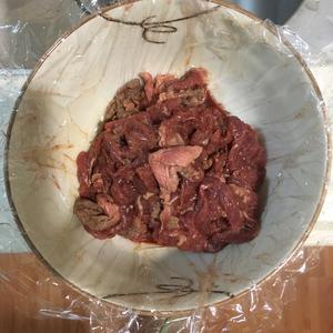 洋葱尖椒炒牛肉的做法 步骤2