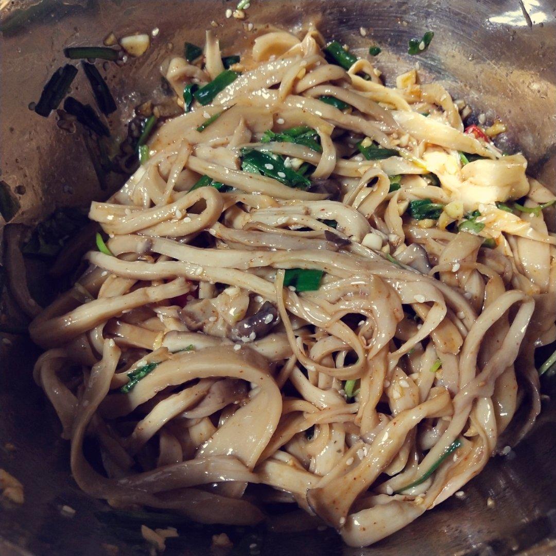 比肉还好吃的【手撕凉拌杏鲍菇】，上桌扫光光