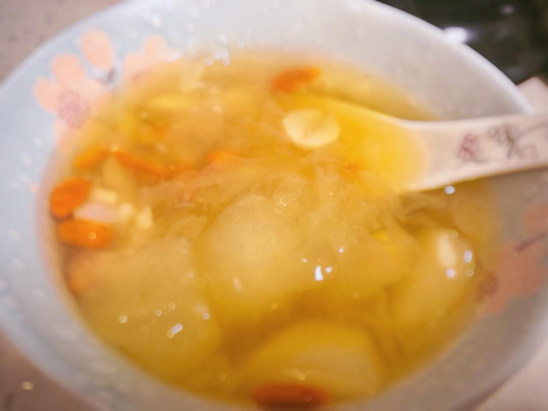 冰糖银耳莲子薏仁枸杞雪梨汤