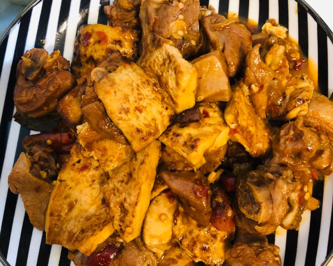 啤酒鸭腿炖豆腐的做法