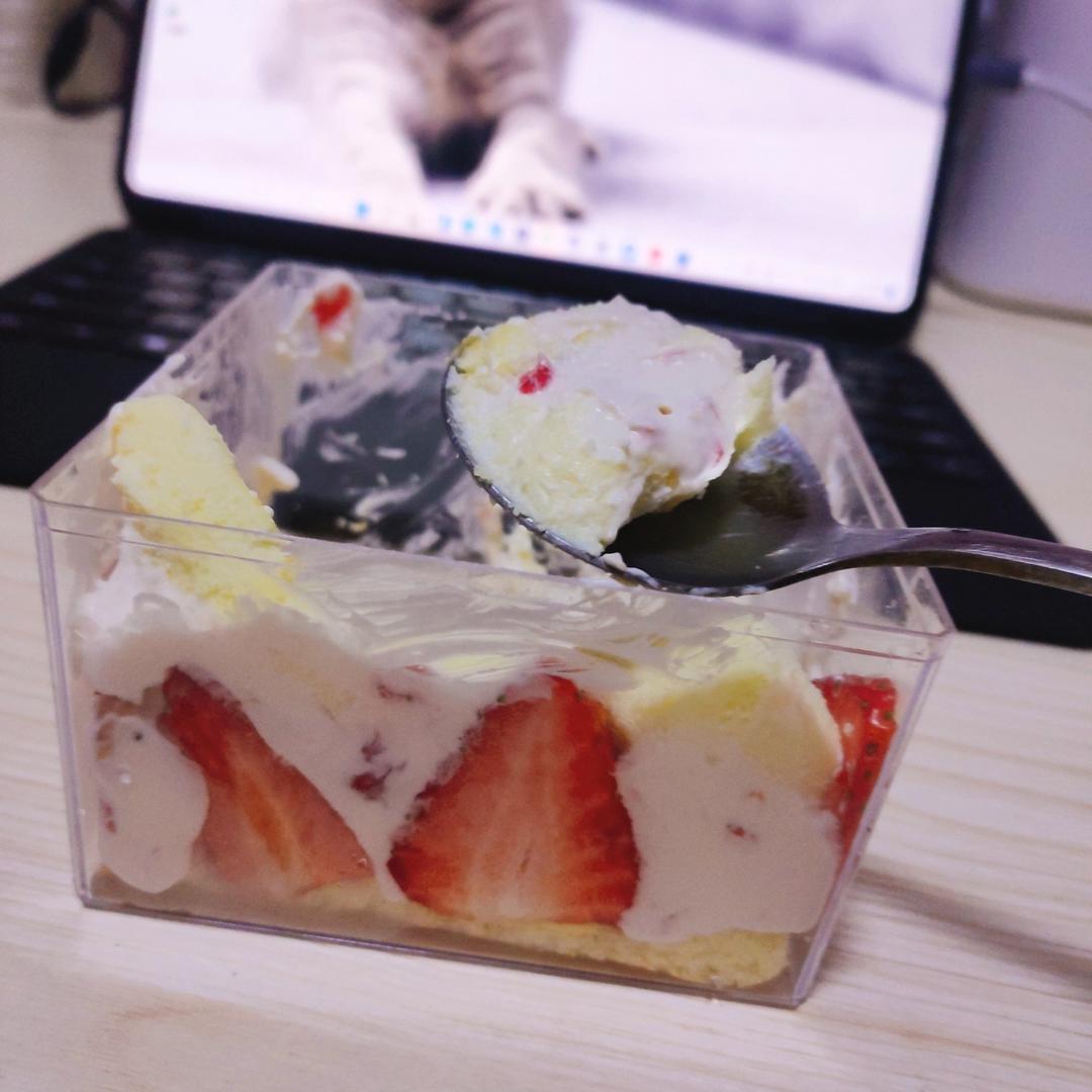 冬日限定甜品🍰草莓盒子蛋糕&草莓鲜牛乳