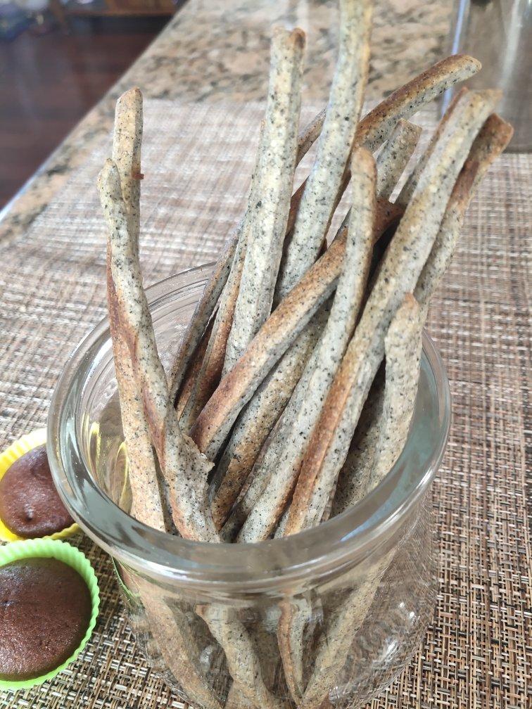 咸香的，酥酥的，吃起来停不了的黑芝麻饼干条