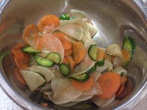 《昨日的美食》之醃小黄瓜胡萝卜菜头的做法 步骤5