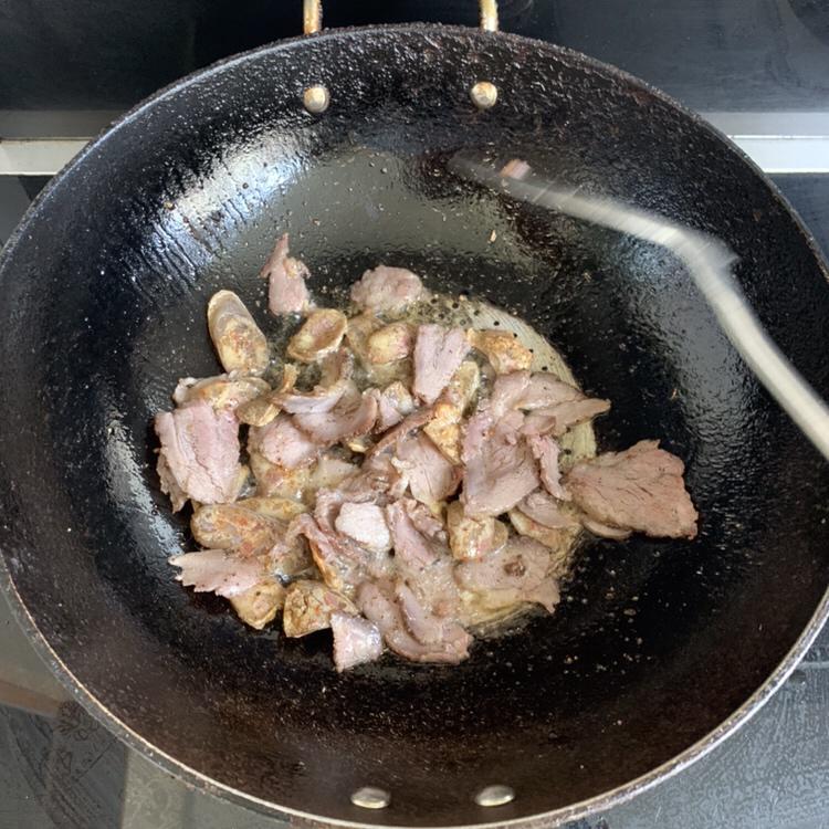 南瓜腊肉香肠焖饭（电饭煲）的做法 步骤2