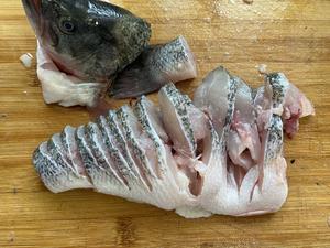 清蒸鲈鱼😋超鲜美❗️的做法 步骤2