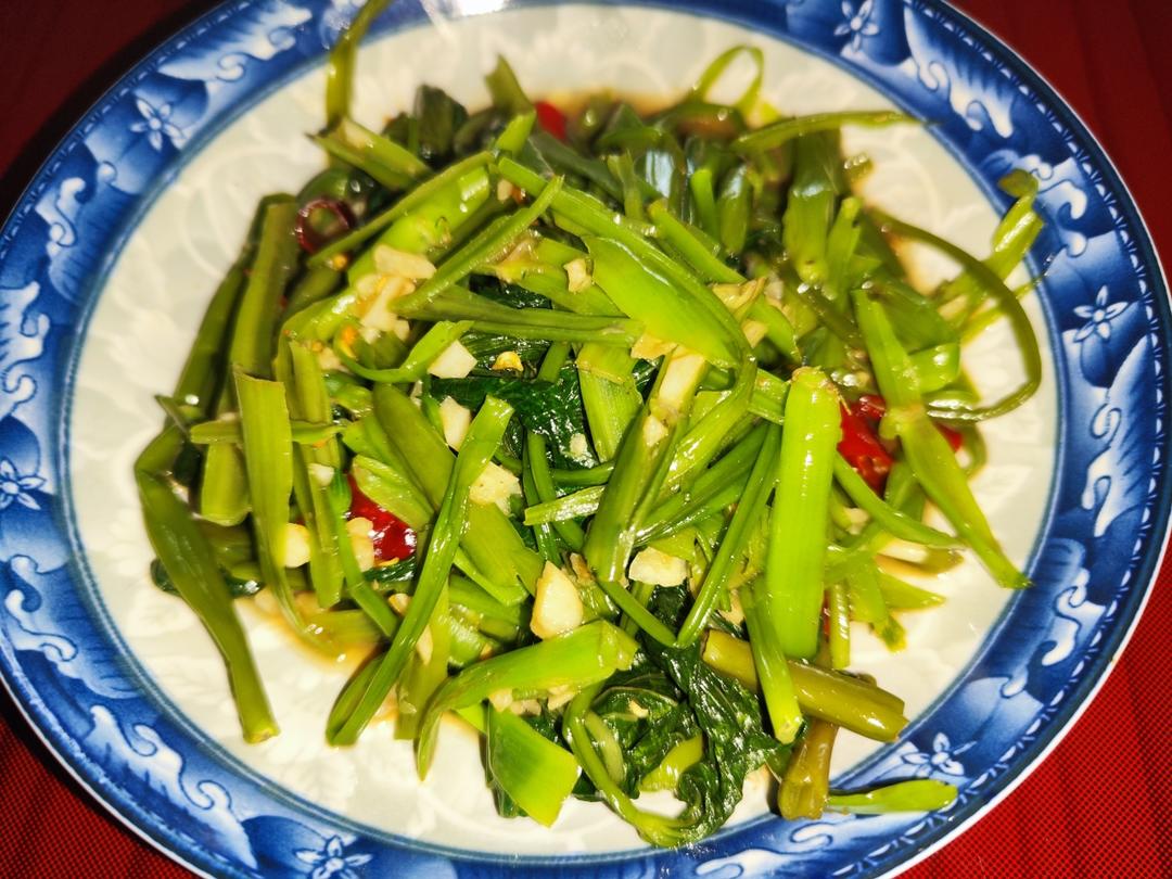 厨师长教你：“蒜爆空心菜”的家常做法，蒜香浓郁，口感爽脆