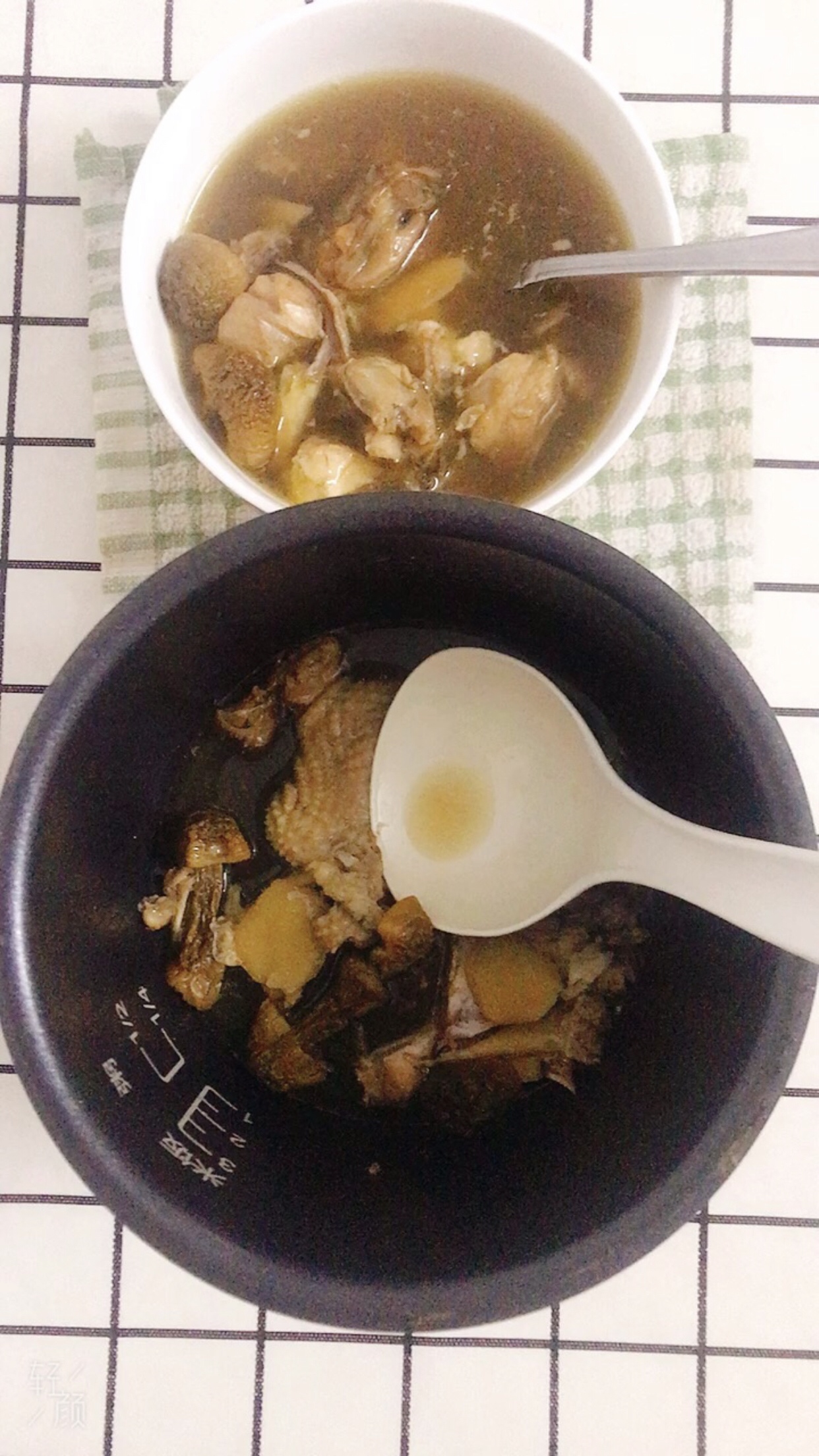 墨鱼蘑菇蚝干炖鸡汤（电饭锅版）
