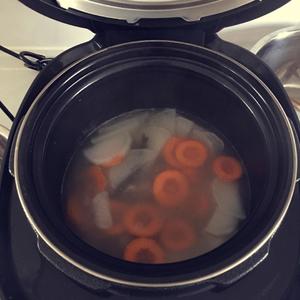白萝卜脊骨汤的做法 步骤9