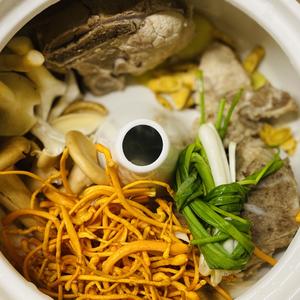 四季暖汤——虫草花（杂菇）汽锅猪骨汤的做法 步骤3