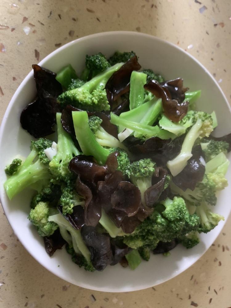 清炒西兰花黑木耳的做法