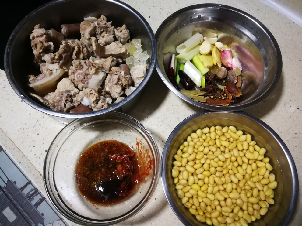 南乳黄豆焖猪尾+排骨的做法 步骤1