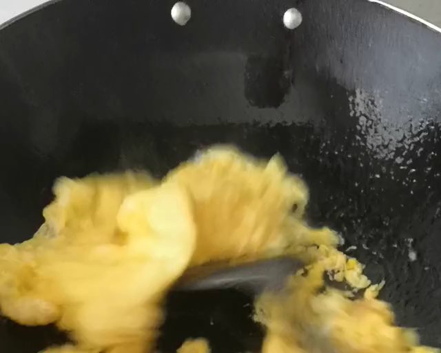 简易版韭菜炒鸡蛋（鸡蛋味道非常鲜嫩）的做法 步骤5