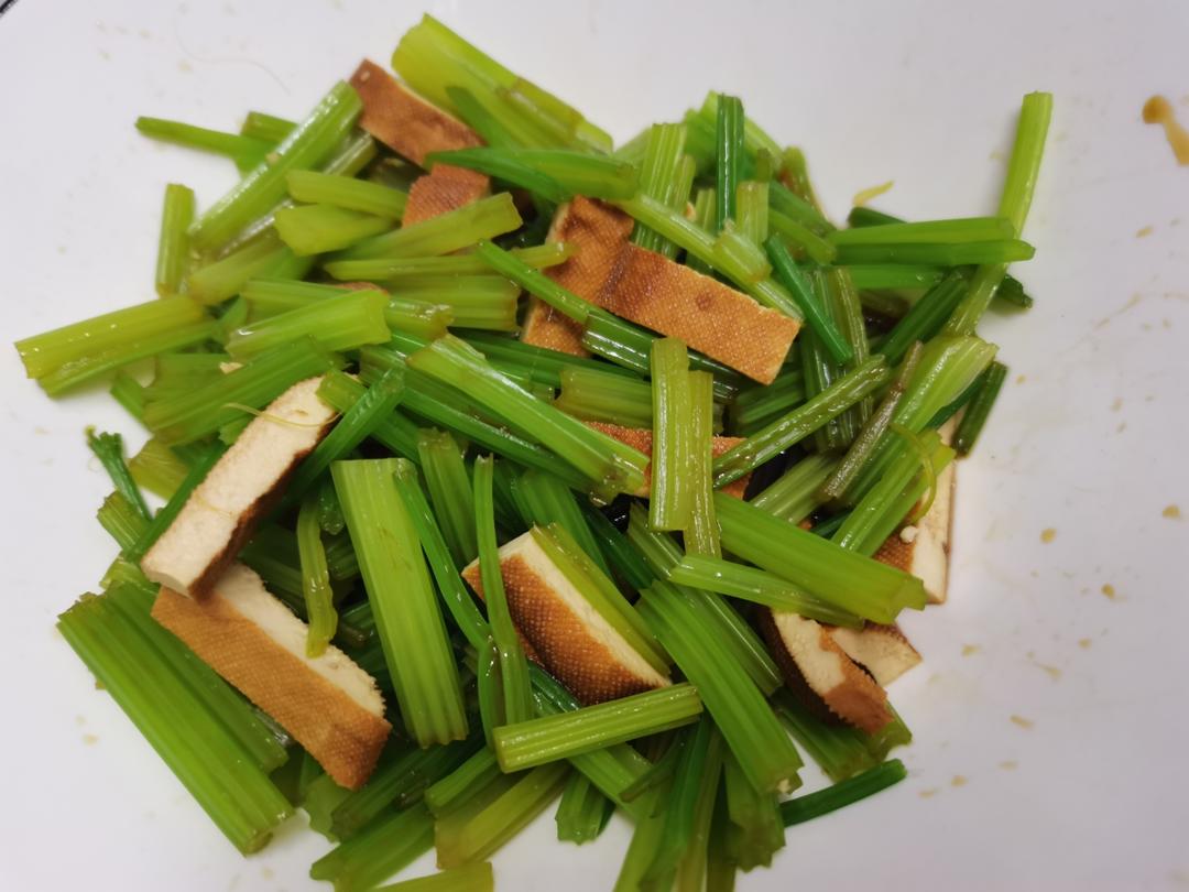 凉拌芹菜（简洁版）