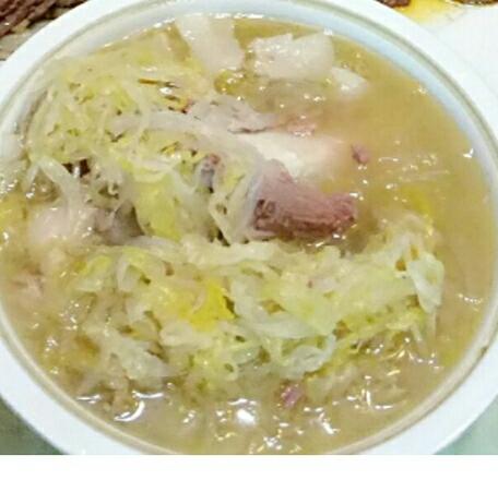 东北大骨头炖酸菜的做法