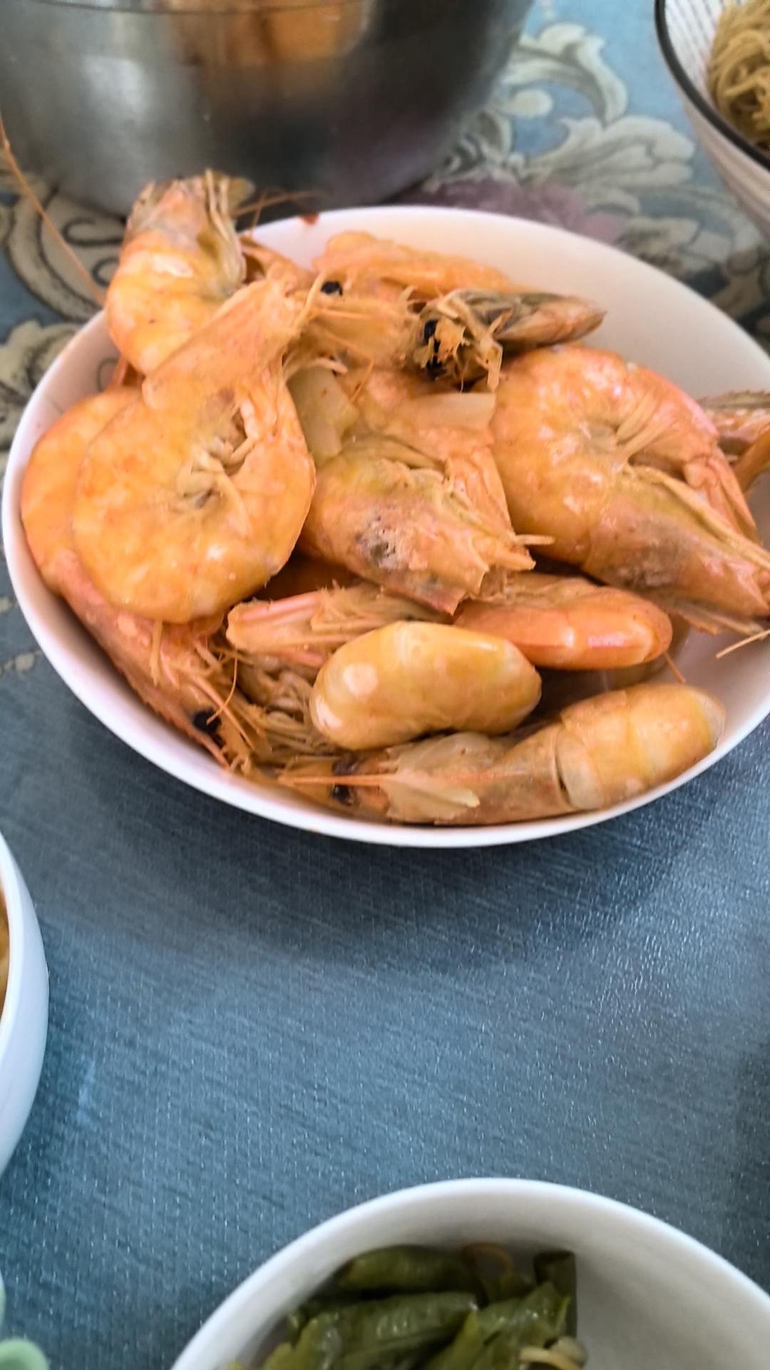 煮冻虾时，切记不要直接下锅，多加这两步，虾肉不腥不柴，太鲜嫩